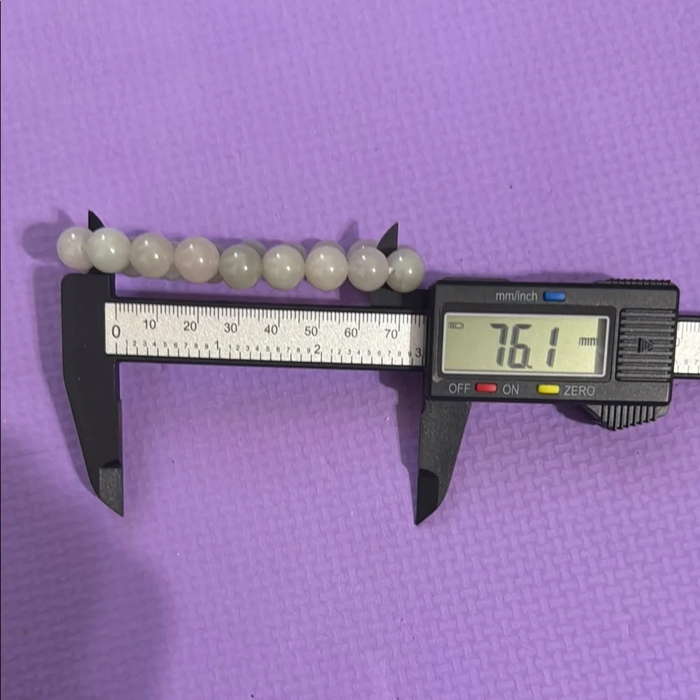 10mm Elegant Green Jade Beaded Bracelet - Picture 3 of 5